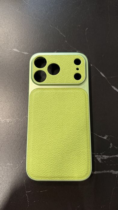 Салатовий чехол з імітацією шкіри на iphone 17 pro max