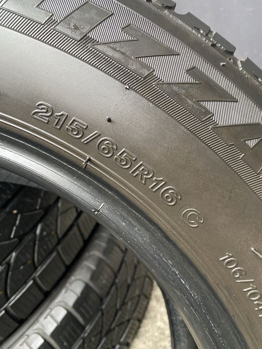 215/65 R16C Bridgestone Blizzak LM  пара  зимних шин.