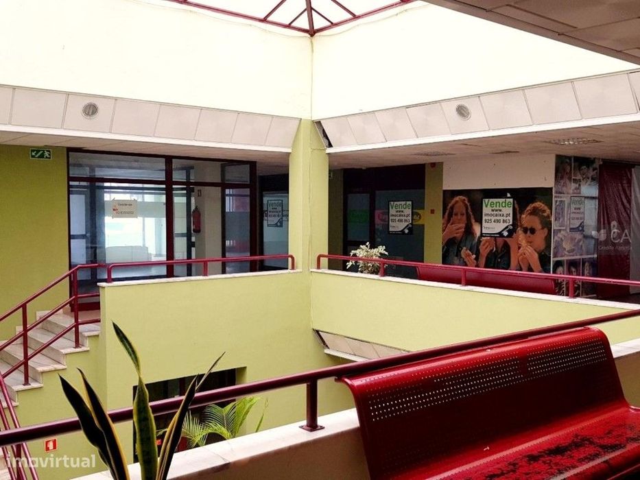 Loja para venda com 9,70m² situada em espaço comercial de Santiago ...