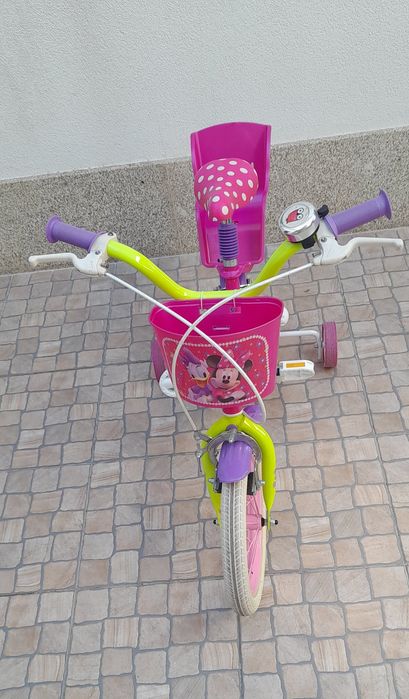 Bicicleta de criança. Primeiras pedaladas.