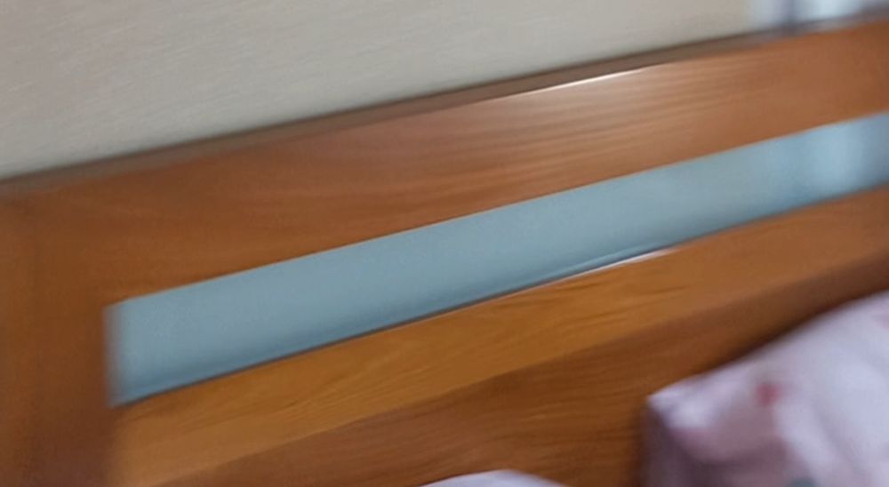 Cama casal em bom estado,  com algumas marca de uso e sem colchão