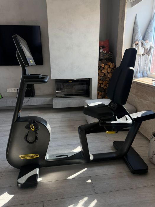 Technogym Recline Live 700 - професійний горизонтальний велотренажер