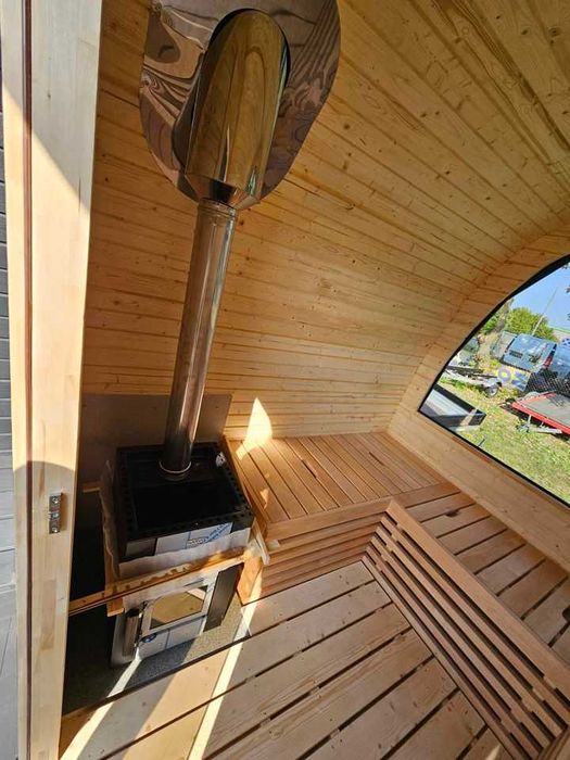 Sauna ogrodowa z piecem opalanym drewnem panorama oświetlenie