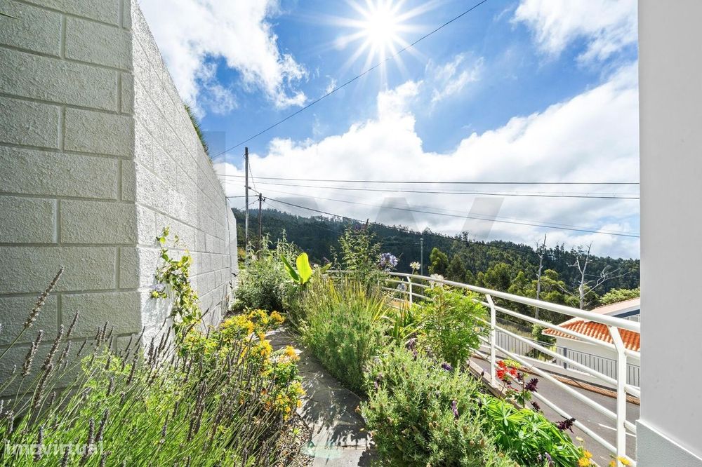 Moradia T3 com Piscina, Jardim e Vista Desafogada nos Canhas