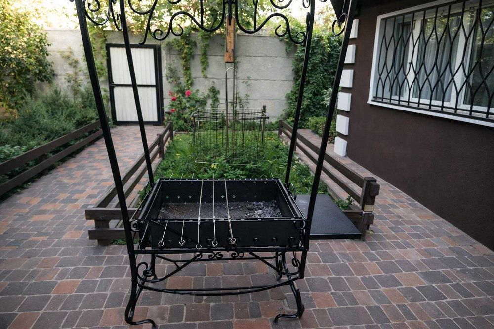 Метро Лівобережна. Новий  будинок 130 кв. Генератор. 3 спальні.