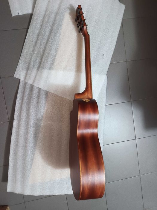 Guitarra acústica castanha