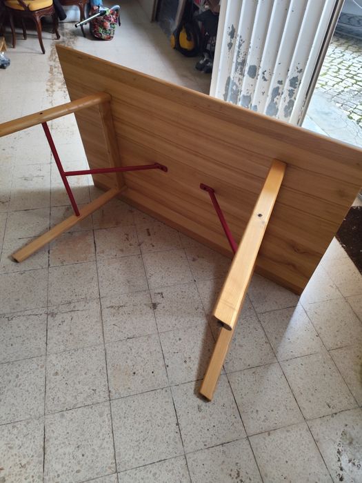 Mesa/secretaria com tampo de madeira maciça em excelente estado