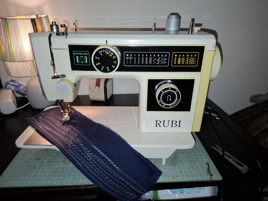 Máquina de costura com mala