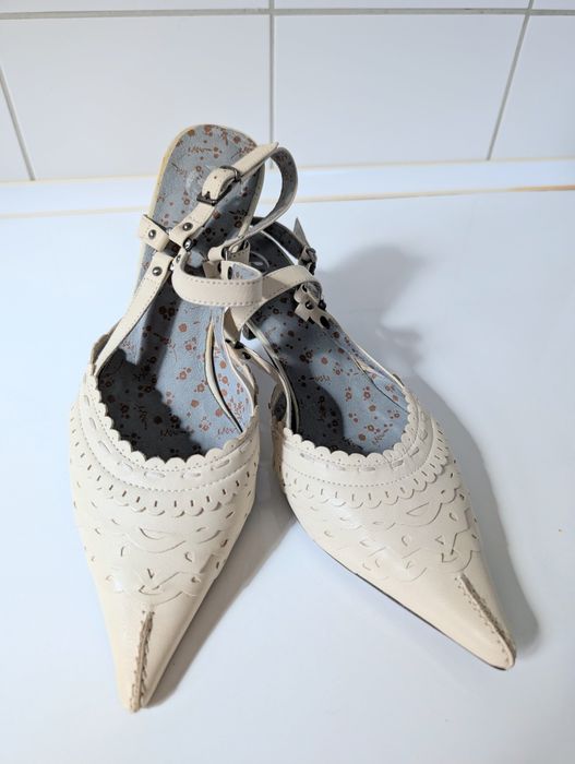 Eleganckie, niezwykłe czółenka ze skóry marki Bata