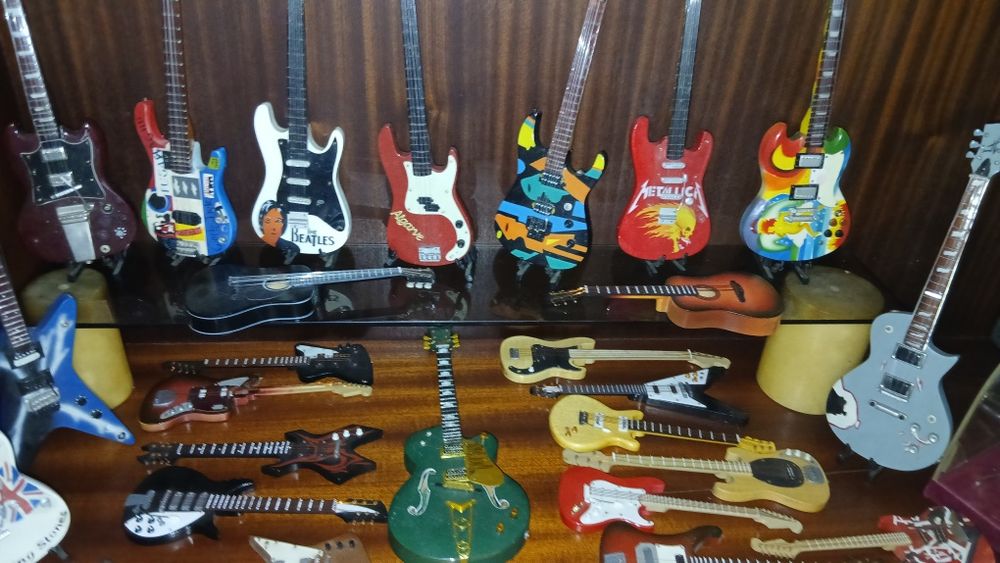 Colecao 30 guitarra minitura por 260 €