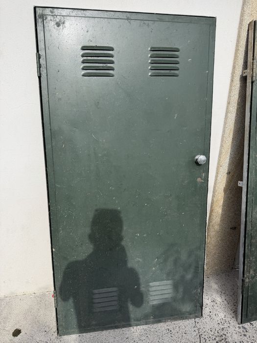 Portas metalicas com aro em bom estado