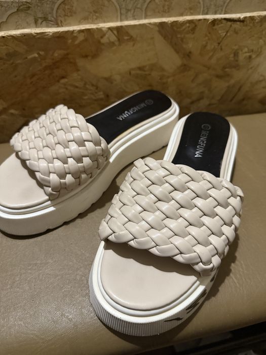 Жіночі сандалі на платформі