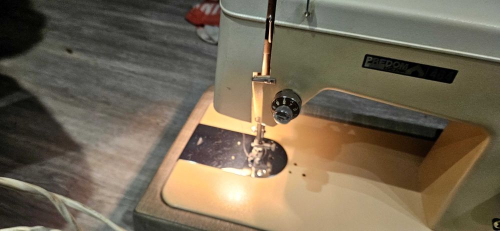 Maszyna do szycia 464