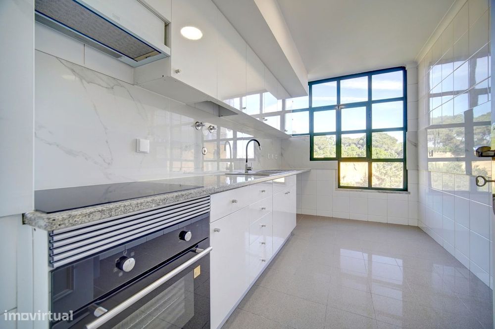 Remodelado e com pequeno terraço na cobertura — Laranjeiro E Feijó, Setúbal