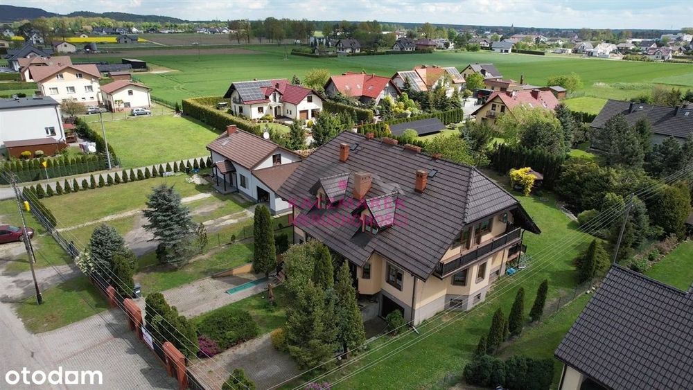 Segment z ogródkiem 600m2 i garażem w bryle
