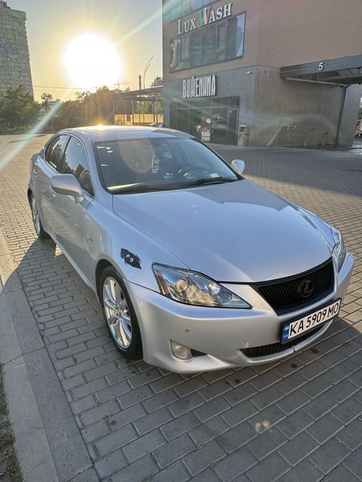 Lexus IS 300.  .
