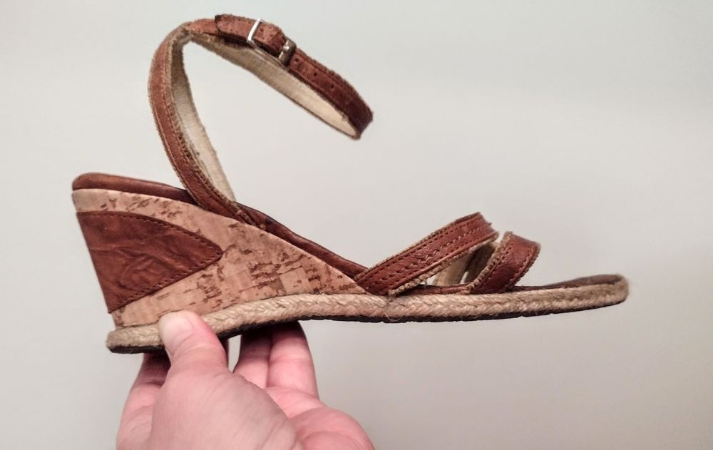 Sandały na koturnie 37