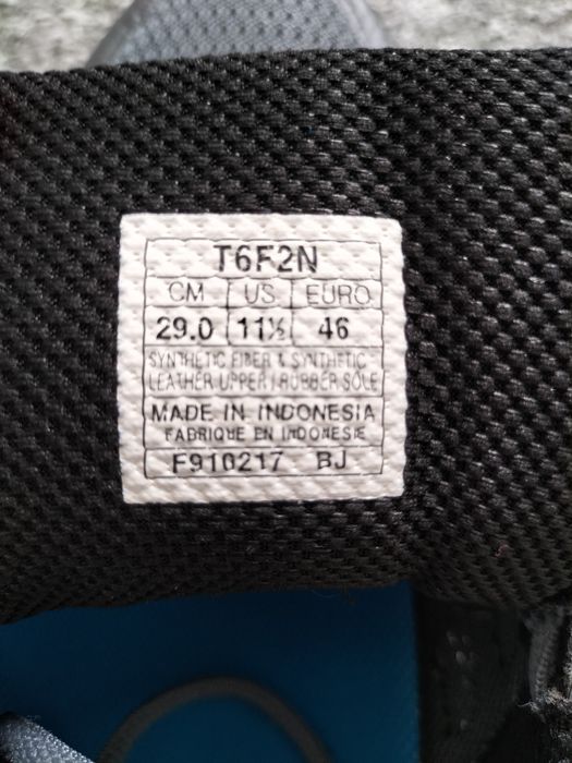 Buty sportowe Asics.