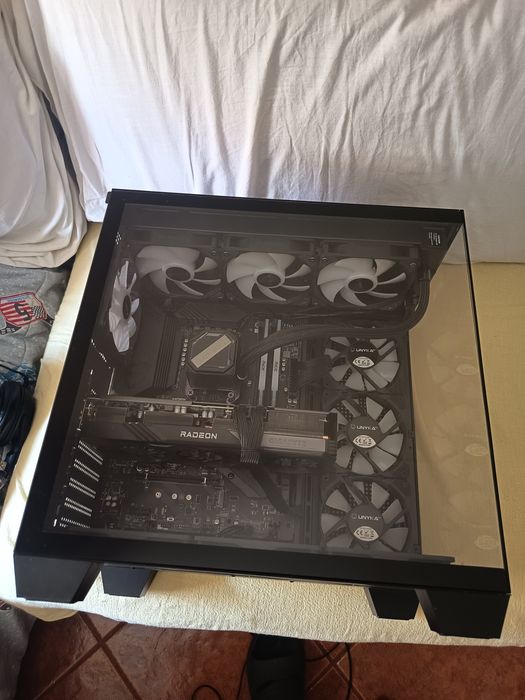 Pc gamer com munitor, teclado e mouse.