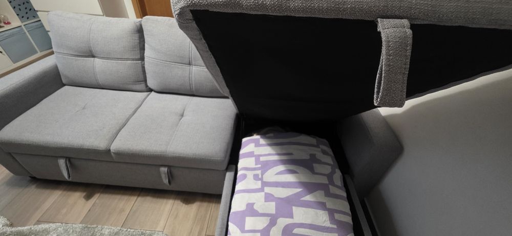 Sofá cama, com arrumação.