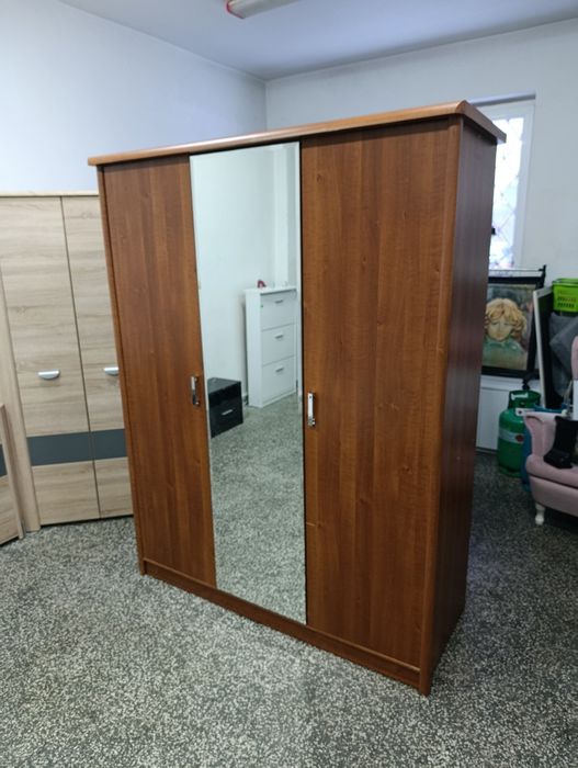 Szafa ubraniowa z lustrem