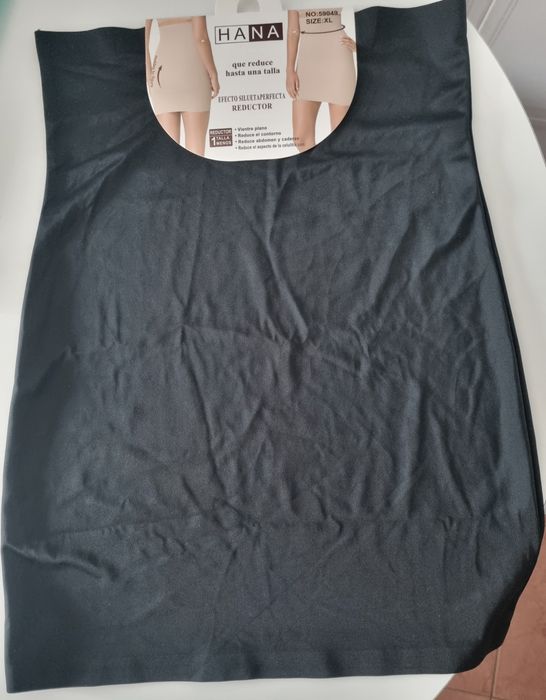Bralettes de renda branco/preto e saiote preto. 4€ cada