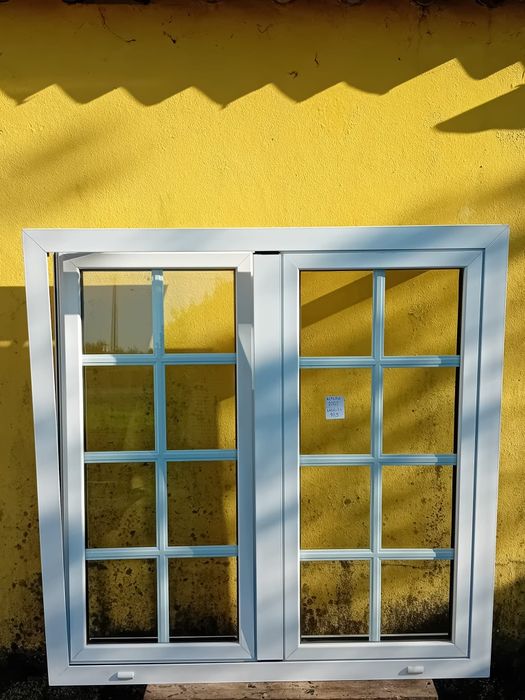 Janela PVC Oscilo-Batente Quadriculada – L 98.5 x H 100.5 cm (Vidro Duplo)