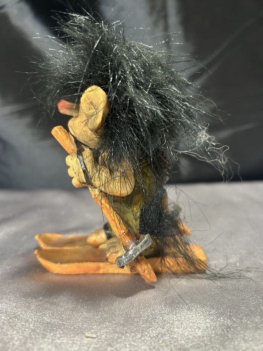 Figurka Trolla na Nartach z Plecaczkiem – Norweska Pamiątka