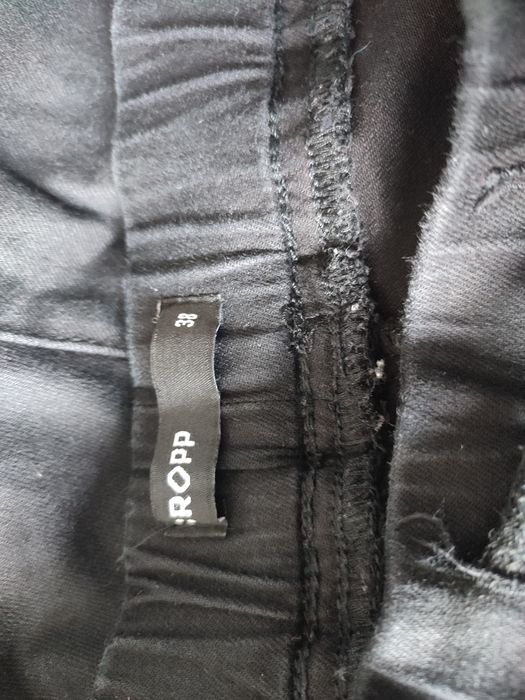 Czarne spodnie cargo 38