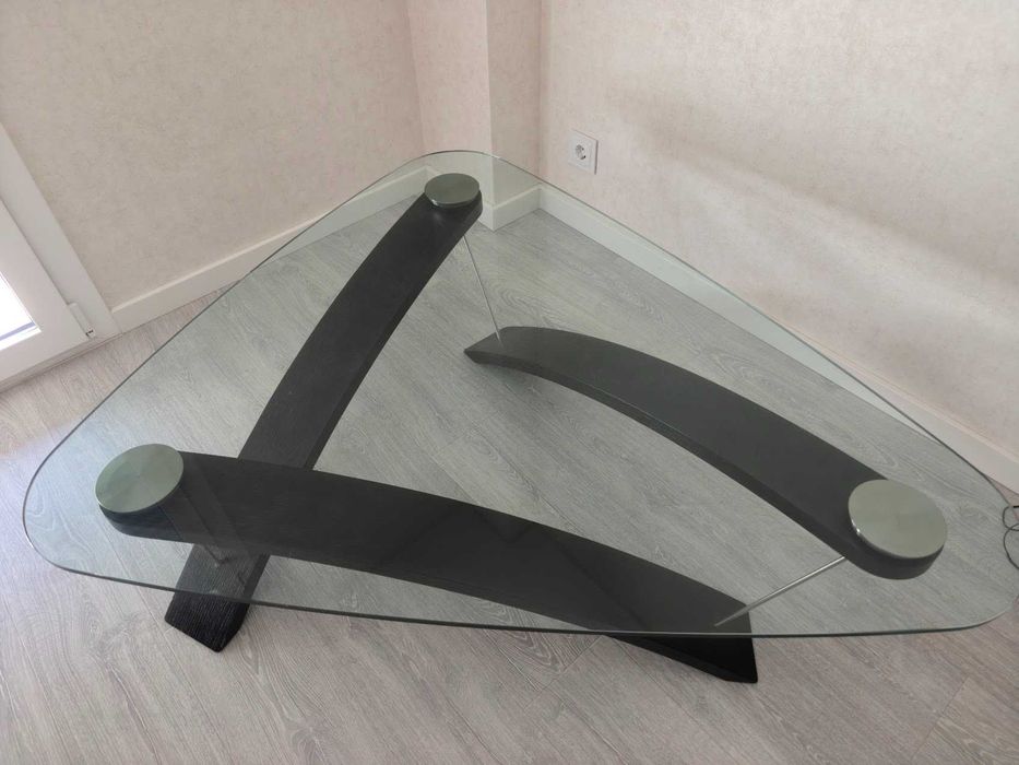 Mesa de centro de sala em vidro e wengué