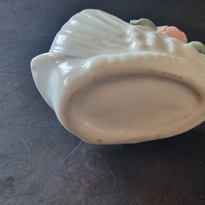 Porcelanowy łabędź koszyczek