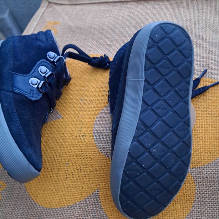 Sapatos, tamanho 27 e 29