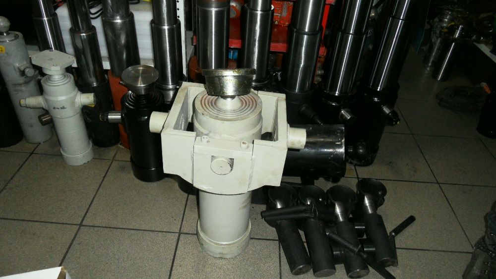 Siłownik wywrotu tłok kipra  hydrauliczny - łuparka rębak-prasa