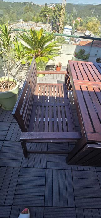 Mesa e bancos IKEA, jardim em madeira