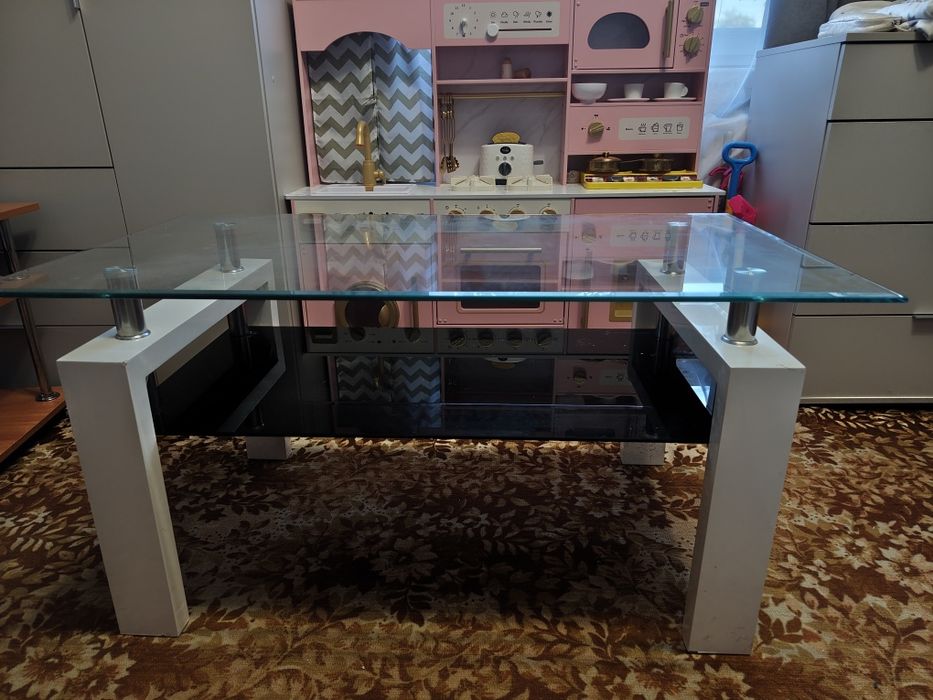 Продам скляний журнальний столик