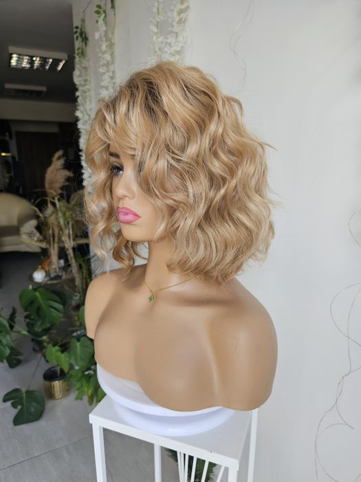 Peruka piaskowy blond Giselle naturalne fale loki