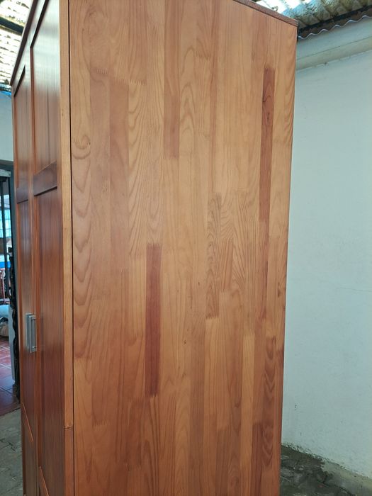 Roupeiro em madeira com 2 portas e 2 gavetas