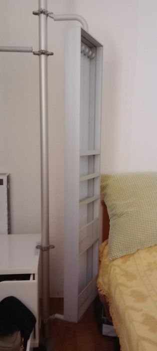 Espelho de corpo inteiro com estrutura metálica