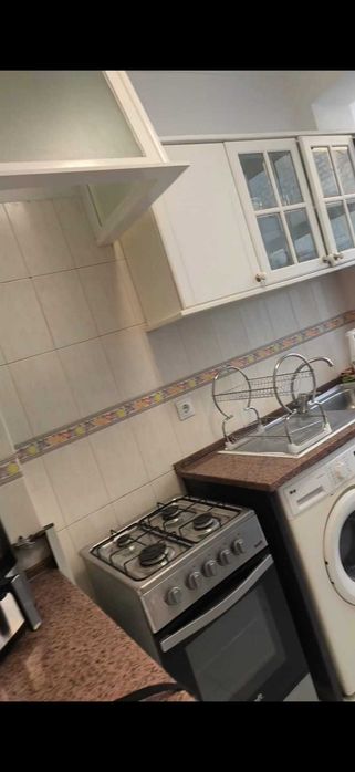 Quarto para casal. Amigos ou pais c filhos. 5min da estação de comboios e metro