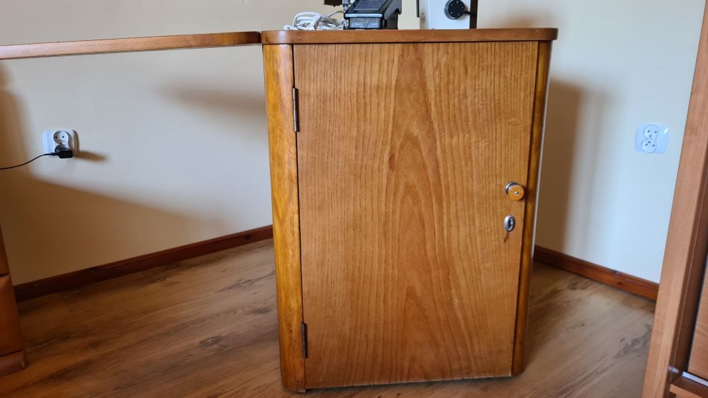 Maszyna do szycia Textima z szafką.