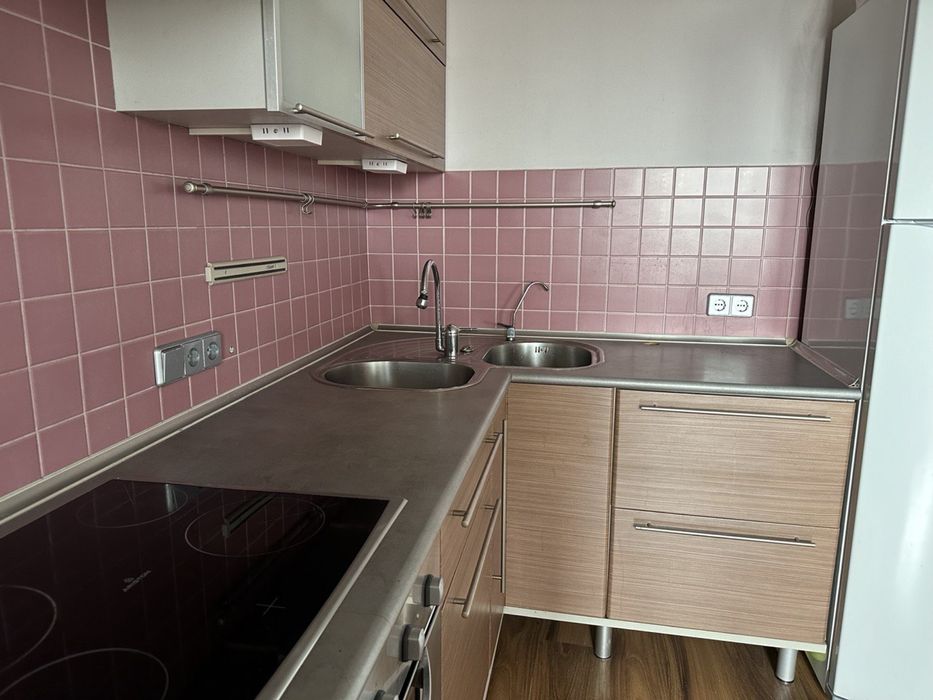 Кухня з технікою, у гарному стані