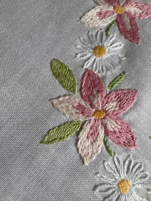 Obrus ręcznie haftowany  wiosenny do kolekcji