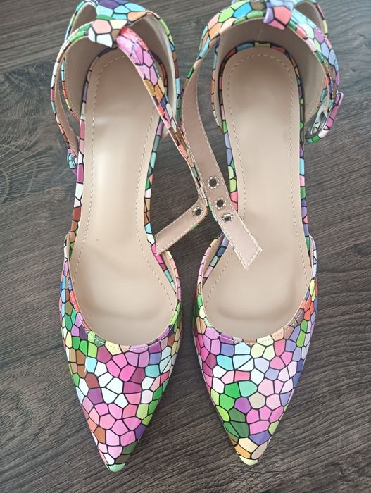 Vendo 2 pares de sapatos novos por apenas 15€