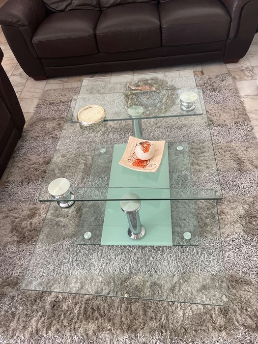 Dois sofás de cabedal ,com mesa de estar