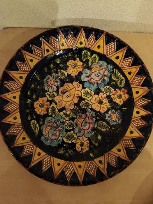 Pratos de barro pintados a mão