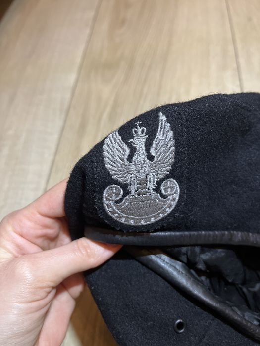 Oryginalny czarny beret wojskowy