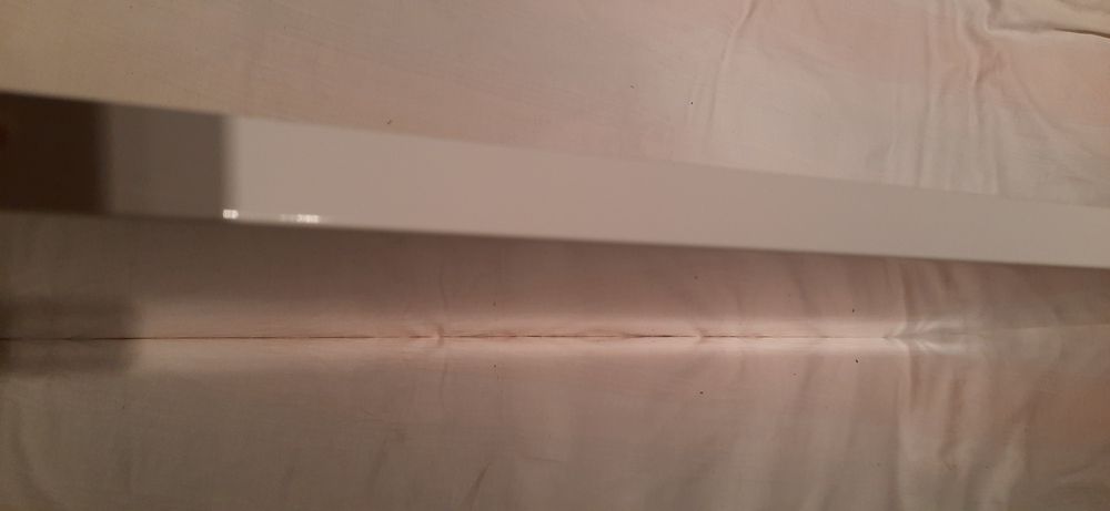 Biały nowy blat o gładkiej powierzchni