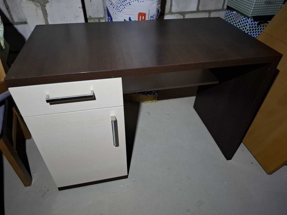 Zestaw mebli wenge i dąb mleczny – biurko, komoda, szafka i półki