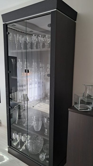 Stół, 6 krzeseł, witryna, komoda