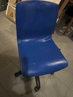 Móvel de seis gavetas e cadeira de escritório com rodas em pele azul